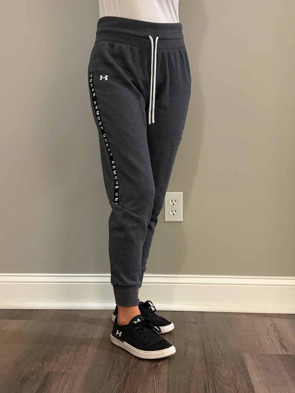 Under Armour Women’s ' Charcoal Gray Jogger Sweatpants - size Small